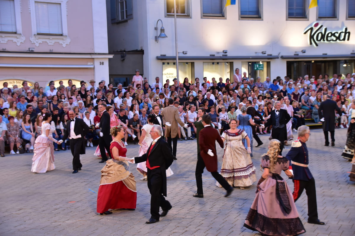 buergerball-biberach-schuetzenfest-tanz-durch-die-jahrhunderte-tanzen