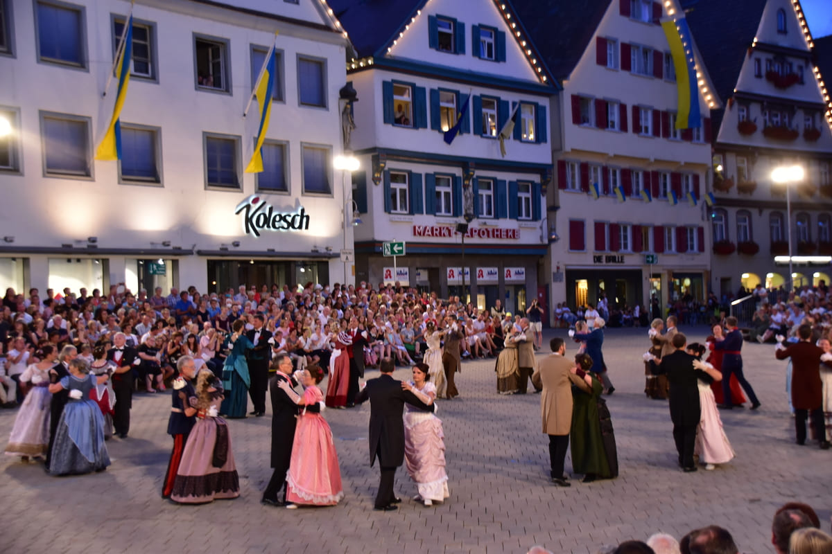 buergerball-biberach-schuetzenfest-tanz-durch-die-jahrhunderte-ueber-uns-tanzfolge