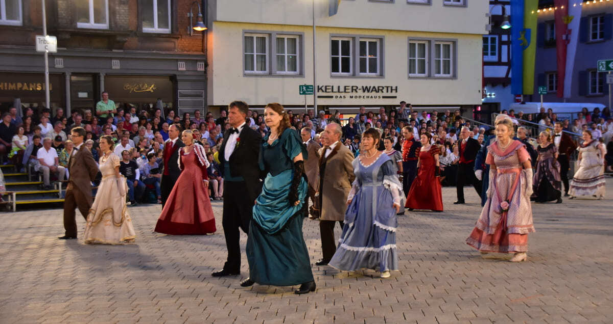Bürgerball Biberach Tanz auf dem Marktplatz